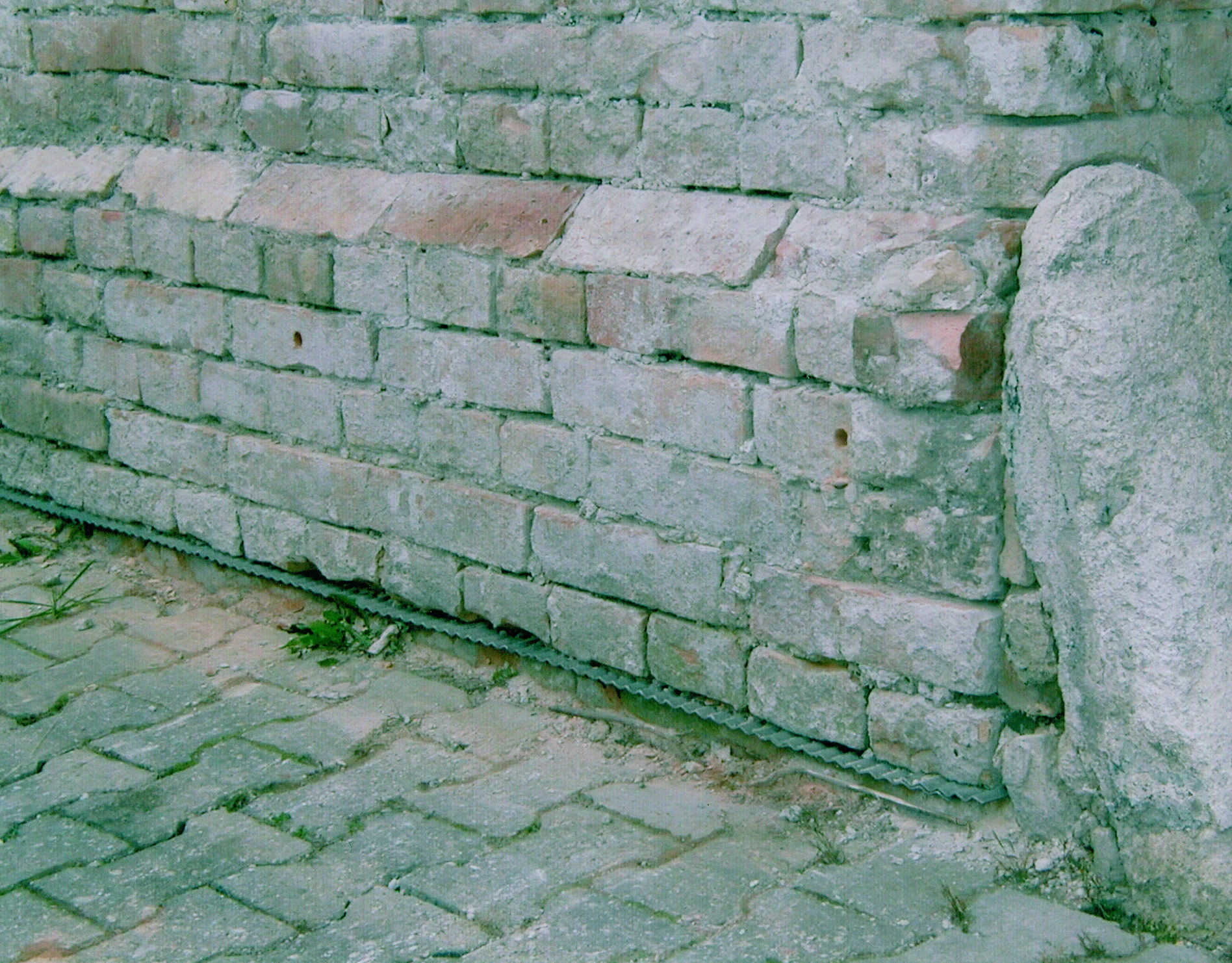Feuchte Ziegelwand