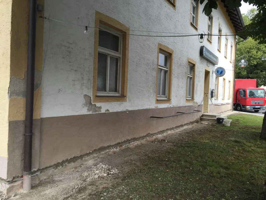 Vorher Bild eines Wohnhauses mit feuchter Hausmauer
