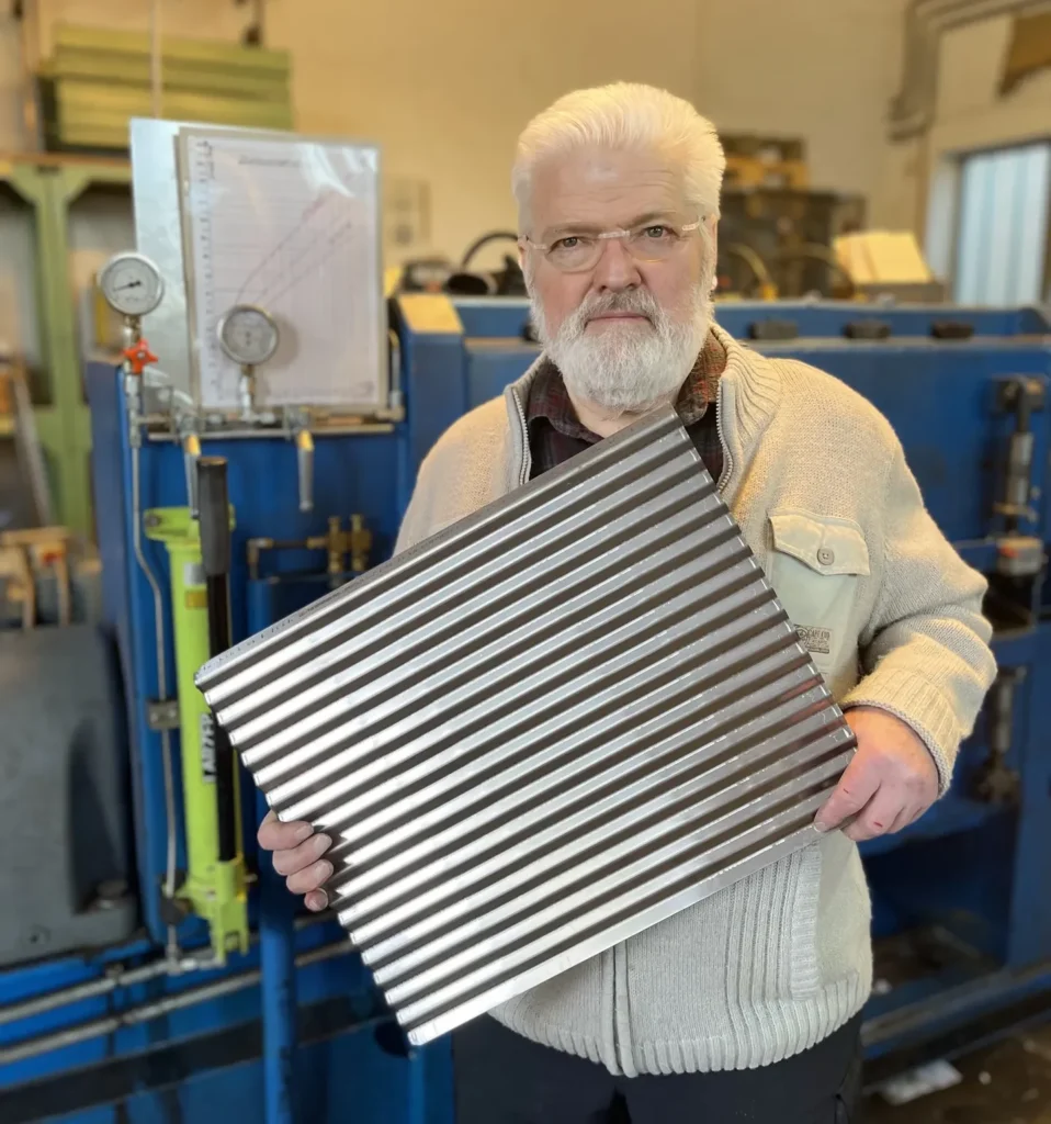 DI Herwig Haböck mit seinem Produkt des HW-Systems