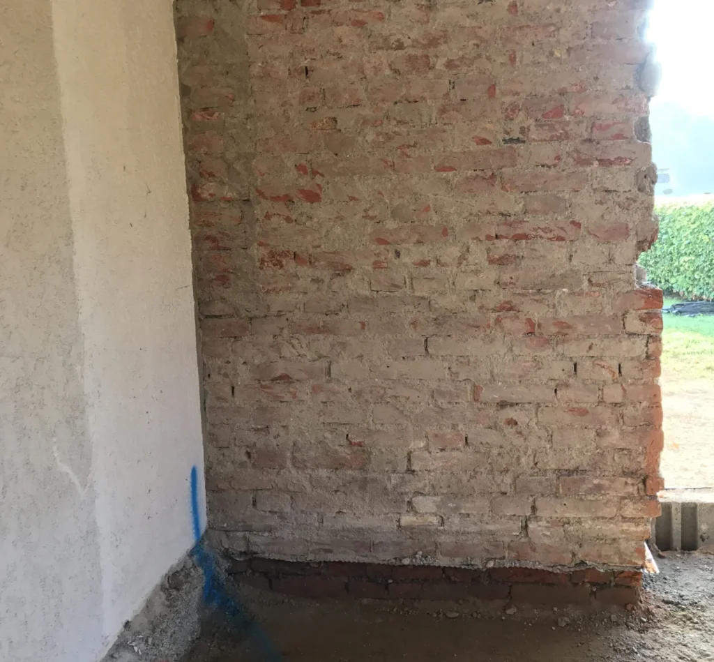 Horizontal waterproofing on a brick wall section