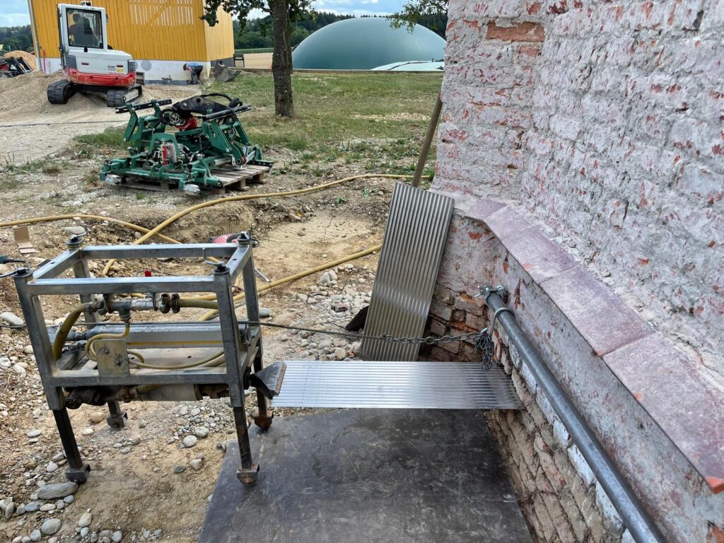 Horizontalsperre wird eingebaut