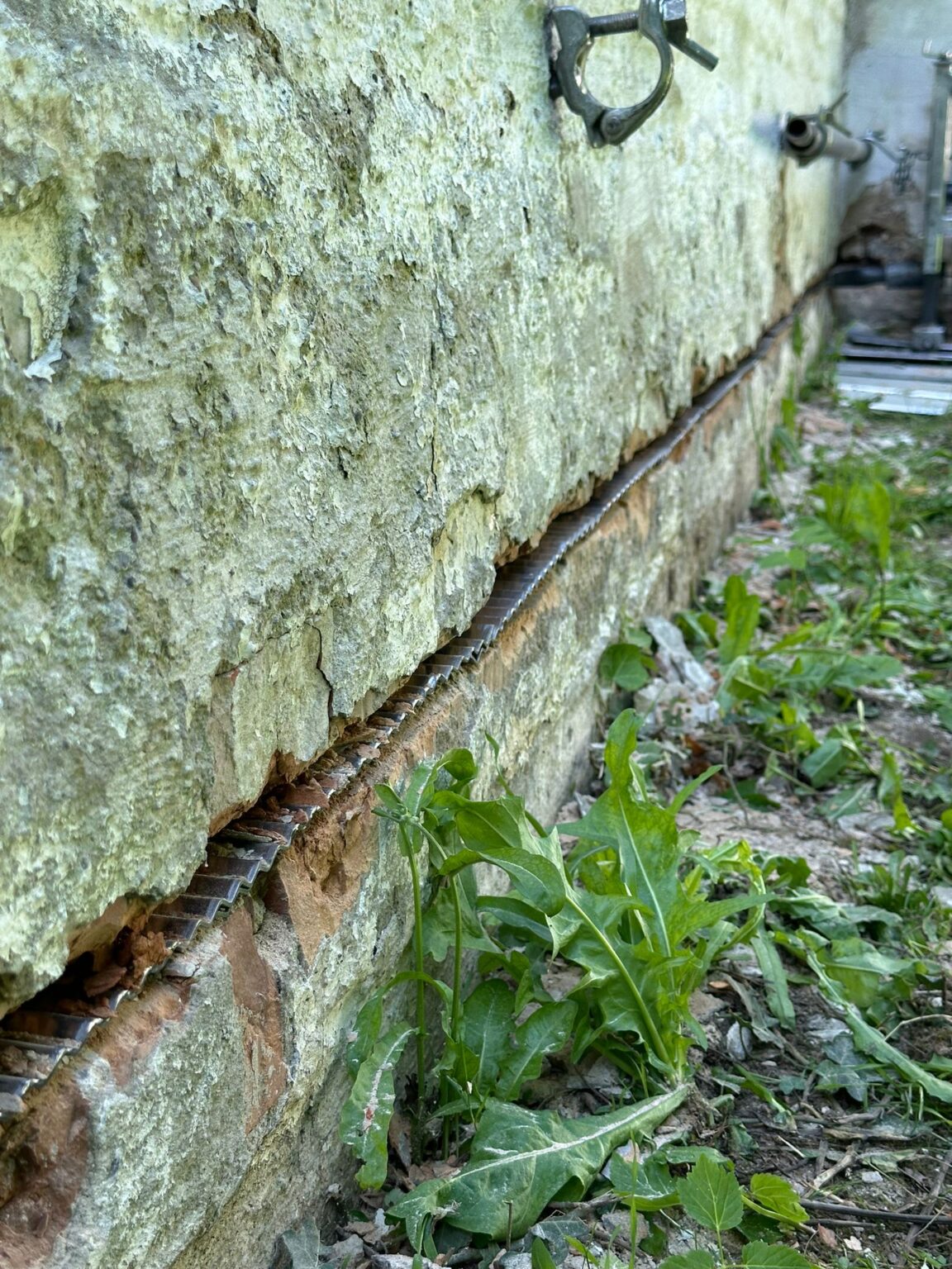 Hausmauer mit einer eingebauten Horizontalsperre