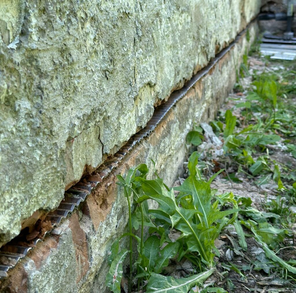 Hausmauer mit einer eingebauten Horizontalsperre